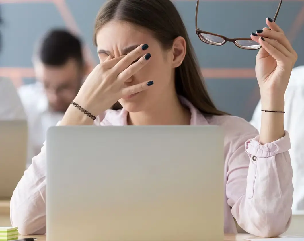 10 Hábitos Diários Que Estão Prejudicando Sua Visão Sem Você Perceber